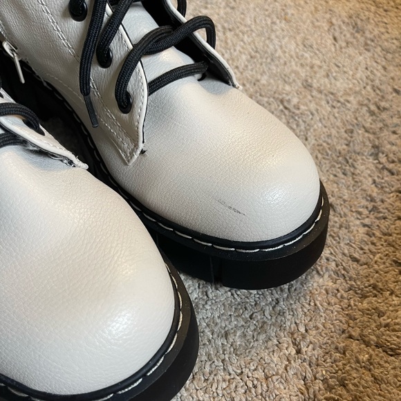 Cream Unionbay combat boots. - Picture 4 of 5
